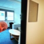 Bernhard Hoëcker Instagram - So, nach vielen spannenden Fragen, tollen Gästen und lustigen Sendungen habe ich meine Garderobe geräumt. Selbst mein Name wurde schon aus dem Schieber gezogen. Aaaaaaaber es geht im Herbst weiter. Danke an das ganze Team der Ufa, Studio Hamburg und all den vielen Rädchen in diesem grossen Gesamtwerk. @kaipflaume @elton_tv @werweissdennsowas_official @ufa_production @studiohamburggruppe #team