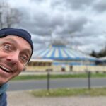 Bernhard Hoëcker Instagram - WOW! Heute habe ich einen kleinen Ausflug in den @circustheaterroncalli unternommen und war begeistert. Unfassbare Körperberrschung und eine Jonglage, die mich an meine Zeit im Hofgarten gegenüber erinnert hat. Wenn auch… also… weniger… Bälle… Lieben Gruss ans ganze Ensemble, Team und Orchester! #circus #jonglage #roncalli #selbstbezahltewerbung Bonn, Germany