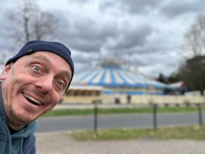 Bernhard Hoëcker Instagram - WOW! Heute habe ich einen kleinen Ausflug in den 
@circustheaterroncalli unternommen und war begeistert. Unfassbare Körperberrschung und eine Jonglage, die mich an meine Zeit im Hofgarten gegenüber erinnert hat. Wenn auch… also… weniger… Bälle…
Lieben Gruss ans ganze Ensemble, Team und Orchester!
#circus #jonglage #roncalli #selbstbezahltewerbung