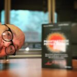 Bernhard Hoëcker Instagram - Auf nach Hamburg. Die letzten Aufzeichnungen der @werweissdennsowas_official - Staffeln kommen auf mich Da wir leider keine XXL-Sendungen mehr haben, ich aber auf die schönen Experimente mit Marcus von den Physikanten nicht verzichten möchte, schmökere ich unterwegs ein wenig in diesem phantastisch physikalischem Werk. #phantastischphyskalisch @judith_weber_schreibt