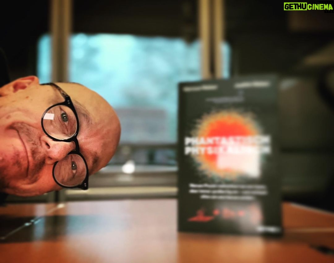 Bernhard Hoëcker Instagram - Auf nach Hamburg. Die letzten Aufzeichnungen der @werweissdennsowas_official - Staffeln kommen auf mich Da wir leider keine XXL-Sendungen mehr haben, ich aber auf die schönen Experimente mit Marcus von den Physikanten nicht verzichten möchte, schmökere ich unterwegs ein wenig in diesem phantastisch physikalischem Werk. #phantastischphyskalisch @judith_weber_schreibt