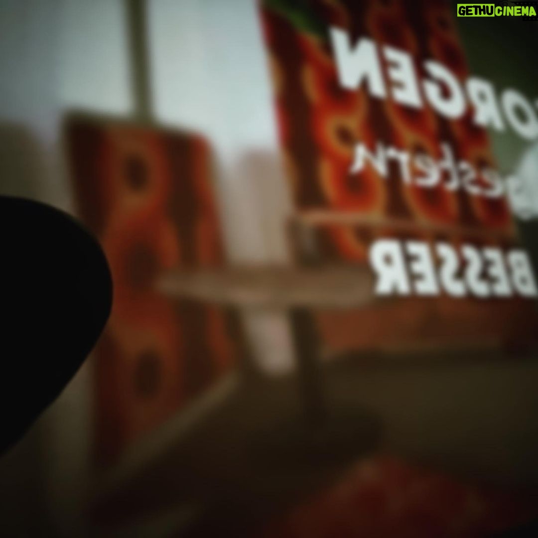 Bernhard Hoëcker Instagram - Herzliche Grüsse aus dem wunderschönen Bebra! Der der vielen, vielen Tipps wird meine Stimme immer besser. Heute bin ich in Ellis Saal und NOCH besser zu verstehen als die letzten Tage. Gesungen wird aber vielleicht doch erst wieder am Samstag. Und: Das Motiv eignet sich für meine Standardbearbeitung wirklich GAR nicht Kulturverein Ellis Saal e.V. Bebra Tourismus #solo #standup #comedy #stimmeweg #heiserkeit