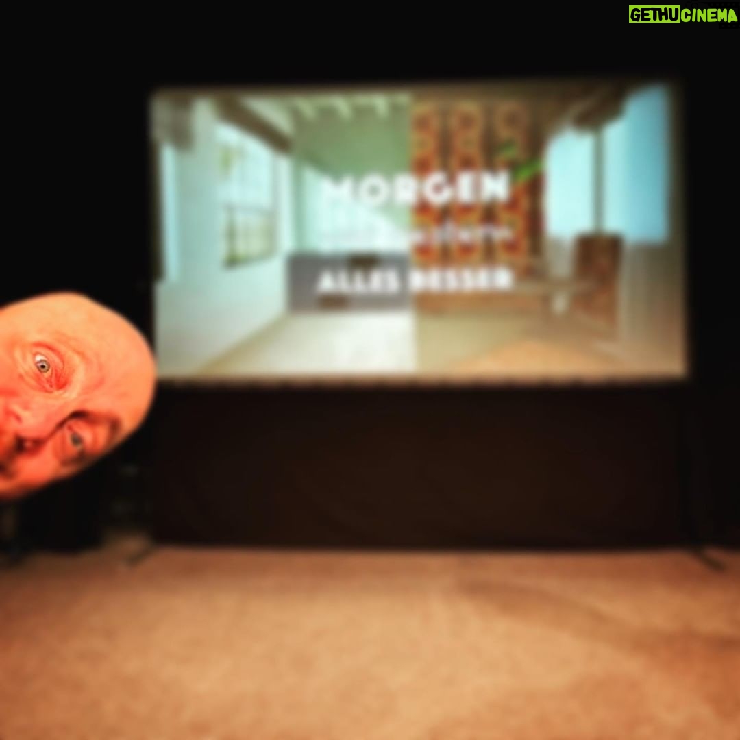 Bernhard Hoëcker Instagram - Bin in Berlin. Drei Tage @wuehlmaeuse_berlin . Wie geil ist DAS denn!!! #standup #morgenwargesternallesbesser #wühlmäusetheaterberlin