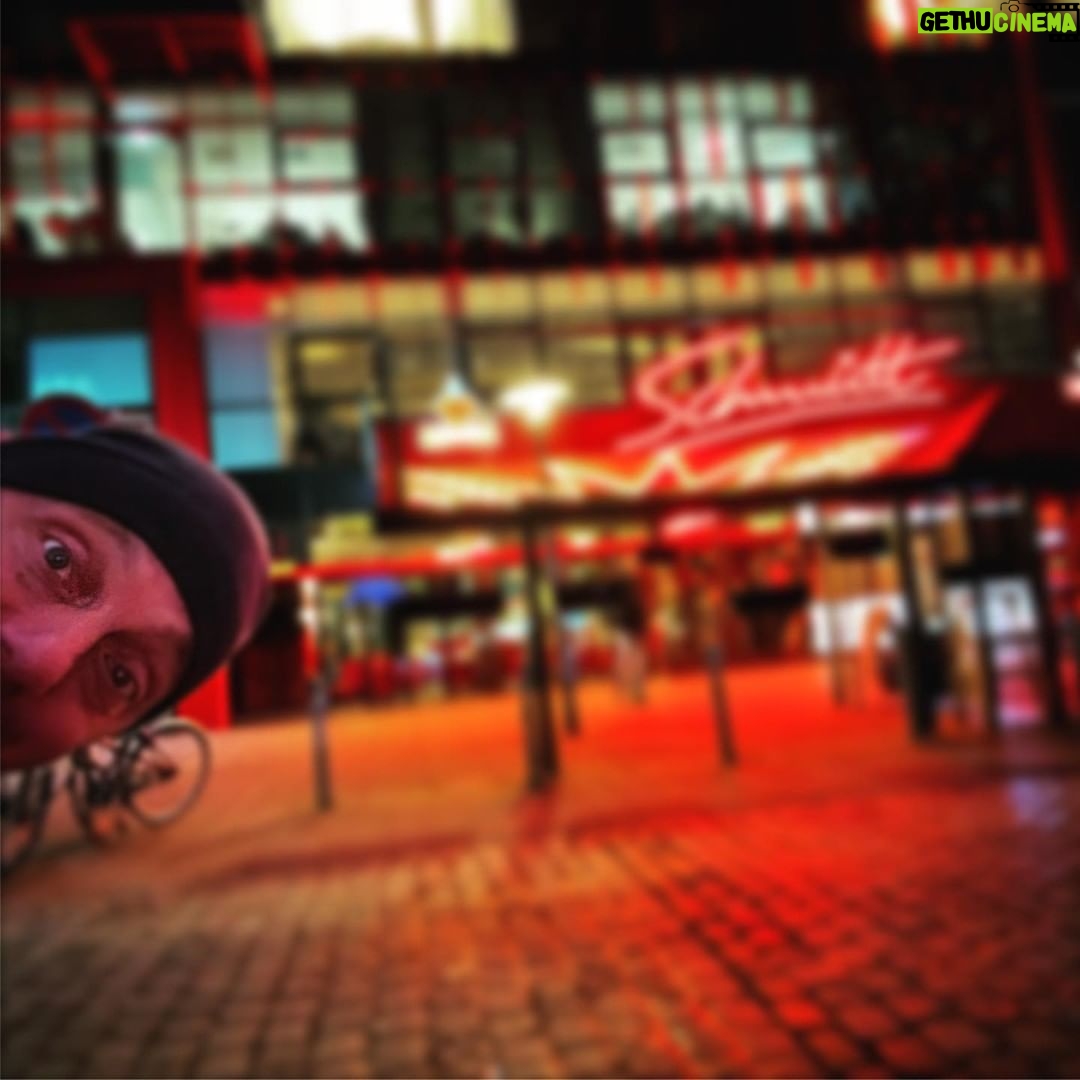 Bernhard Hoëcker Instagram - Angekommen. Jetzt geh ich mal in den Keller und bereite mich vor. Also… ich… das heisst… warte einfach… #standup @schmidttivoli #warten #backstage