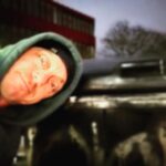 Bernhard Hoëcker Instagram - So, um zu sehen, ob die Verknüpfung mit Facebook klappt, hier ein neuer Post. Diesmal romantisch, abendlich mit Hoody vor einer Mülltonne.