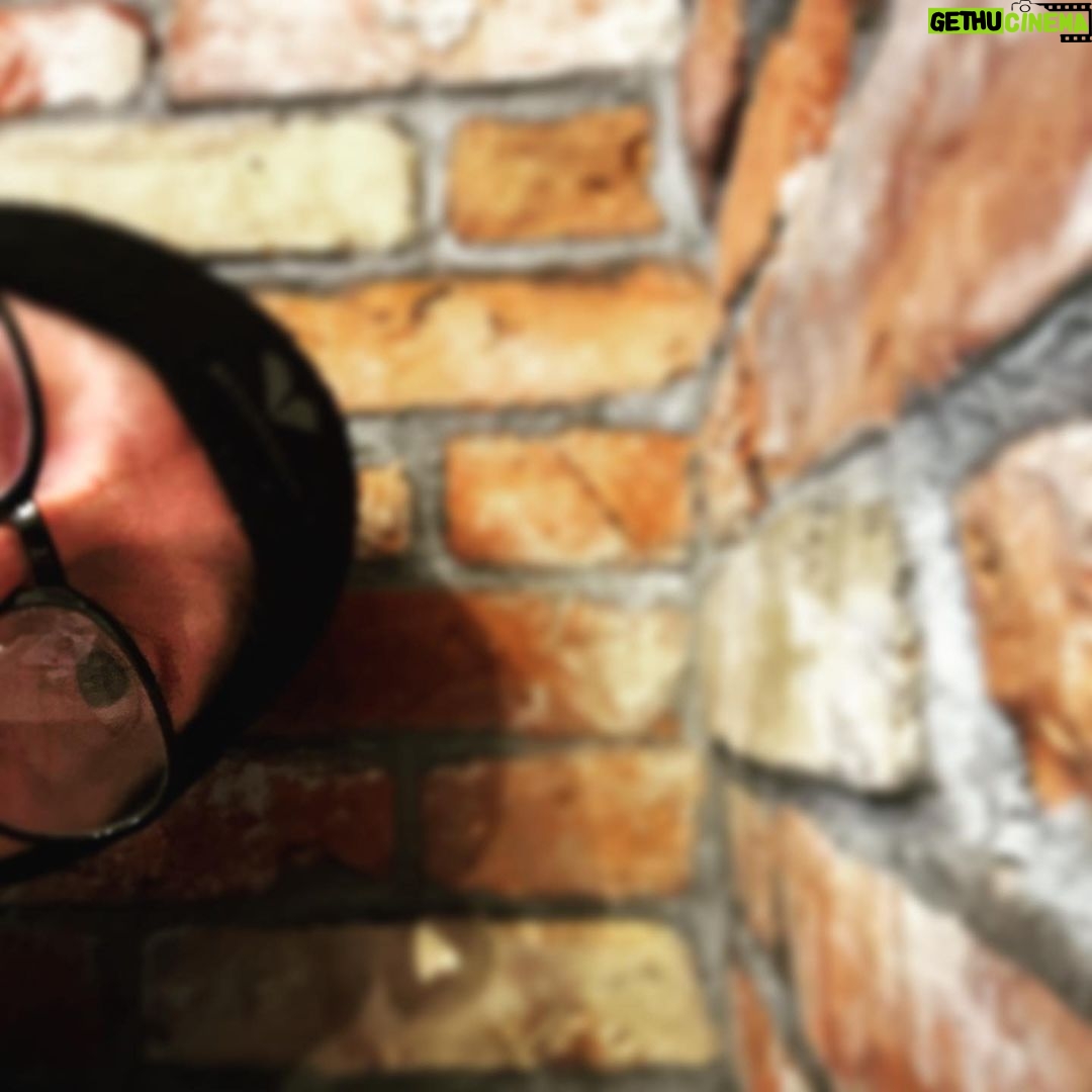 Bernhard Hoëcker Instagram - Wenn alles gut läuft, klappt die Verknüpfung mit Facebook wieder. Juchheisassa! Seien alle gegrüsst, die mich ein Jahr für social verschollen hielten.
