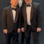 Bernhard Hoëcker Instagram - Vor genau 31.835 Tagen entstand dieser Smash Hit. Wir haben das zum Anlass genommen an die genialen Harmonisten zu erinnern… …oder einfach Spass beim Fotoshooting gehabt. @kaipflaume @elton_tv #comedianharmonists #kaktus #meinkleinergrünerkaktus @werweissdennsowas_official