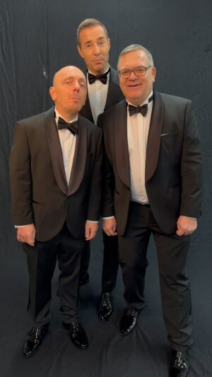 Bernhard Hoëcker Instagram - Vor genau 31.835 Tagen entstand dieser Smash Hit. Wir haben das zum Anlass genommen an die genialen Harmonisten zu erinnern…
…oder einfach Spass beim Fotoshooting gehabt.

@kaipflaume @elton_tv #comedianharmonists #kaktus #meinkleinergrünerkaktus @werweissdennsowas_official