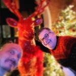 Bernhard Hoëcker Instagram - Ich wünsche allen ein schönes Weihnachtsfest gehabt haben zu haben. (wie ist eigentlich der grammatikalische Begriff zur abgeschlossene Zukunft in der Vergabgenheit? Perfektes Futur II ?) Ich freute mich auf den Jahreswechsel und wünsche ein gutes Hineingerutscht sein in 2023. Hier habe ich zur Feier des Tages mal den Fokus auf die wichtige Person gesetzt. @elton_tv East Hamburg