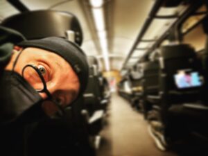 Bernhard Hoëcker Instagram - Herzlich Willkommen im neue. Jahr. Es gebt wieder los. Ich bin schon mal auf dem Weg zu meinen geliebten Kollegen Kai und Elton nach Hamburg zu „Wer weiss denn Sowas?“ . Noch ist es was kalt, deshalb habe ich die Bildwärme mal auf 100 hochgeschoben. Es fühlt sich schon viel besser an.
Jetzt werden noch ein oder zwei Posts nachgeholt, die ich in den Ferien nicht mehr geschafft habe.

@kaipflaume @elton_tv @werweissdennsowas_official @deutschebahn