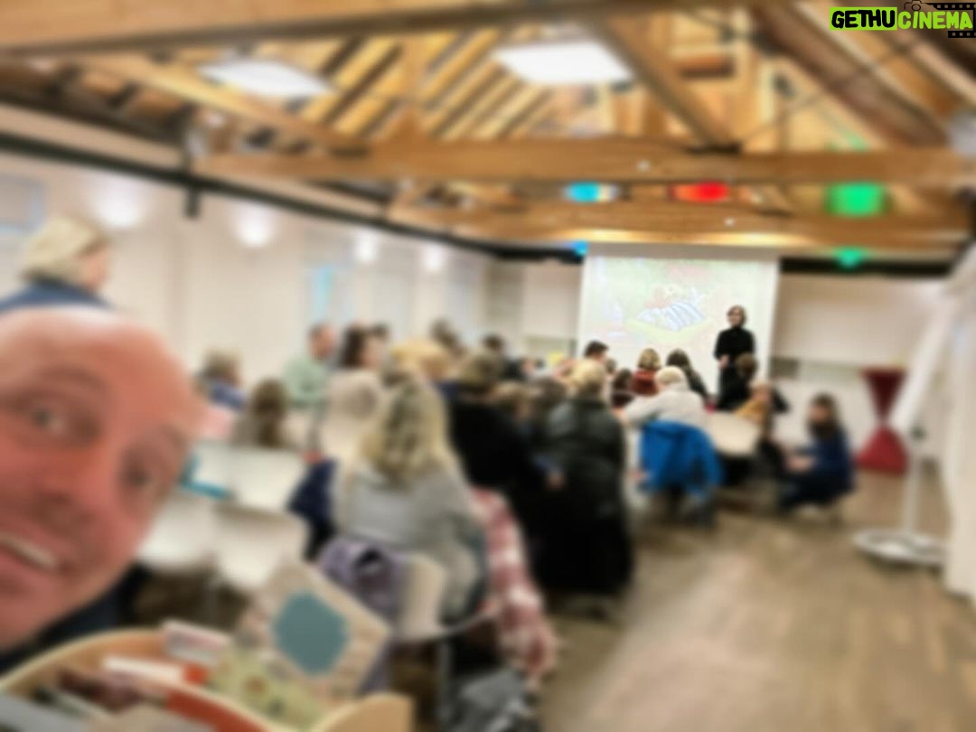 Bernhard Hoëcker Instagram - Vielen dank für die schöne Lesung. Was ein Spass, mit so vielen Kindern (und Erwachsenen) übern den Nordhof zu laufen. #daskatzenhuhn @dominikruppillustration @thienemannesslinger_kinderbuch Stadt Monheim am Rhein