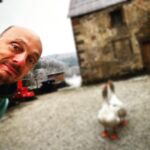 Bernhard Hoëcker Instagram - Ein Besuch bei Grimm und Gram auf dem Nordhof, bzw der Kneispermühle. Mit der Besten Salatsosse überhaubt. #daskatzenhuhn @kneispermuehle #grimm #gram