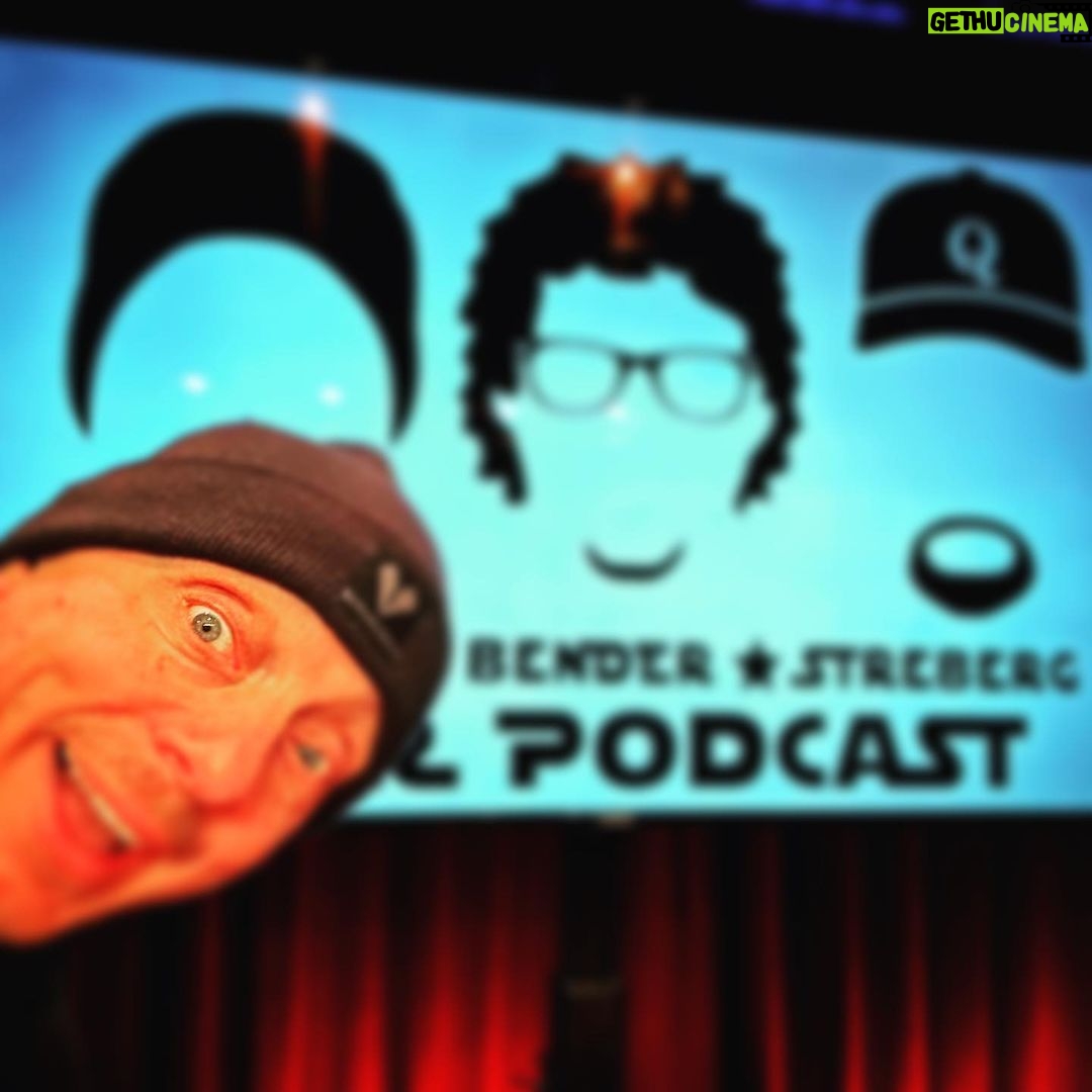 Bernhard Hoëcker Instagram - Gestern hatte ich einen wunderbaren Abend bei @straeterbenderstreberg -s Podcast rund im Film, Funk, Serien. Wie schön zu fachsimpeln, wenn Menschen mit Ahnung dabei sind. @schmidttivoli @hennesbender68 #thorstenstraeter #gerrystreberg Schmidt Theater & Schmidts Tivoli