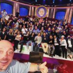 Bernhard Hoëcker Instagram - Es ist geschafft. Wir haben nicht nur 25 Stunden "Wer weiss denn Sowas?" hinter uns, sondern ich auch die ersten 11 ½ h Schlaf. Mir gehts gut, ich kann meistens gerade sehen und erfreue mich schon des ersten Kaffees. Neben dem Dank an das ganze Team, die seit Wochen das Event vorbereitet haben, die in uns in mehreren Schichten mit Bild, Ton, Licht, Kostüm, Maske, Essen, Trinken, Frischluft und Guter Laune versorgt haben, geht der Dank an Elton und Kai für den riesen Spass, an alle Gäste, die begeistert mitgespielt haben und vor allem und vor allem nicht zuletzt an die Zuschauer hinter uns, ohne die wir da recht einsam gesessen haben. Ihr wart unsere 9-Volt-Blockbatterie, die uns ständig neuer Energie gegeben haben. @werweissdennsowas_official @kaipflaume @elton_tv #25h #live #9voltbattery Hamburg, Germany