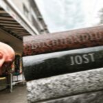 Bernhard Hoëcker Instagram - Heute wieder Bücher shoppen. @buchhandlung_jost #bücher #buchhandlungdesvertrauens Kessenich