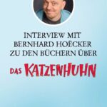 Bernhard Hoëcker Instagram - Ihr dachtet, ihr kennt Bernhard Hoëcker schon gut von Shows, wie „Wer weiß denn sowas?“ oder „Genial daneben“?💡 Aber wusstet ihr auch, wie er und seine Frau Eva von Mühlenfels auf die Idee zu ihren Büchern über „Das Katzenhuhn“ gekommen sind oder wie er sich auf das Schreiben von einem Buch vorbereitet?🐈‍⬛🐓 Findet all das jetzt in unserem Interview mit Bernhard Hoëcker heraus!🎬 #bernhardhoecker #evavonmuehlenfels #katzenhuhn #hörbuch #hörbuchfürkinder