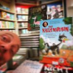 Bernhard Hoëcker Instagram - Wie schön. In der Buchhandlung meines Vertrauens auf diesen Helden zu treffen! @buchhandlung_jost @dominikruppillustration #katzenhuhn #daskatzenhuhn #bücherfürsleben Kessenich