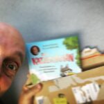 Bernhard Hoëcker Instagram - Wie immer bestelle ich mir mein eigenes Buch und erfreuen mich jedesmal, wenn es dann endlich im Briefkasten liegt! Dann ist es WIRKLICH erschienen. #katzenhuhn @thienemannesslinger_kinderbuch #bücherfürsleben #vorlesen #vorlesenfürkinder @dominikruppillustration Bonn, Germany