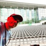 Bernhard Hoëcker Instagram - Es geht wieder los. Beim #sommerlachen in Wolfsburg heute Solo morgen als Paar mit @wigaldboning. Der Fleck auf dem T-Shirt wird noch ausgewechselt. Also das Shirt…#bühne #live #wolfsburg Und morgen kommt das Katzenhuhn… Ich bin so aufgeregt. #katzenhuhn @bergmensch Autostadt Wolfsburg