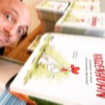 Bernhard Hoëcker Instagram - Wir aufregend: Heute haben wir 300 Exemplare von unserem Katzenhuhn unterschrieben. Wann es die wo gibt geb ich wieder bekannt, sobald ich’s weiss. #katzenhuhn @thienemannesslinger_kinderbuch Cologne, Germany