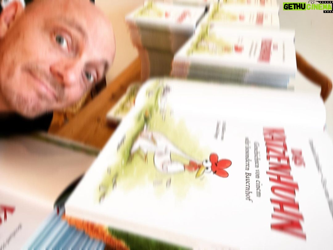 Bernhard Hoëcker Instagram - Wir aufregend: Heute haben wir 300 Exemplare von unserem Katzenhuhn unterschrieben. Wann es die wo gibt geb ich wieder bekannt, sobald ich’s weiss. #katzenhuhn @thienemannesslinger_kinderbuch Cologne, Germany
