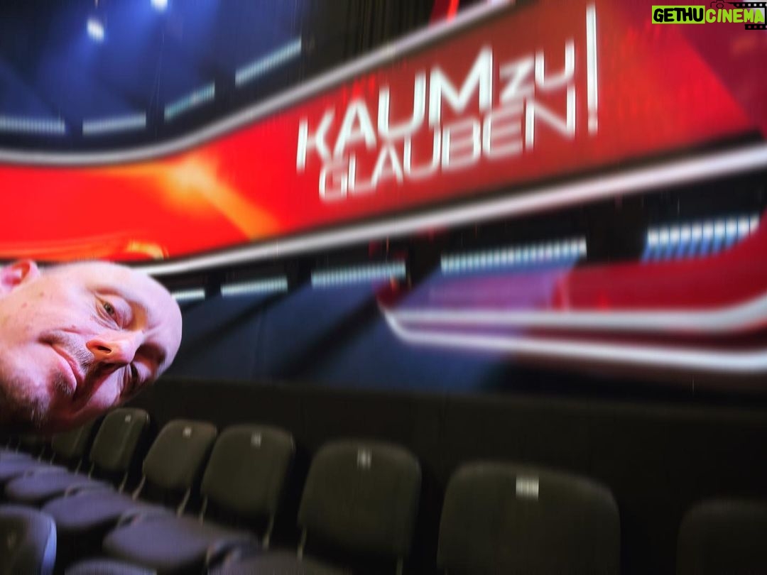 Bernhard Hoëcker Instagram - Endlich ist es soweit: Neue, unfassbare Geschichten, die wir bei @kaum.zuglauben erraten müssen… @kaipflaume @wincentweiss @klaradeutschmann @reinhold_beckmann @norddeutscherrundfunk Studio Hamburg
