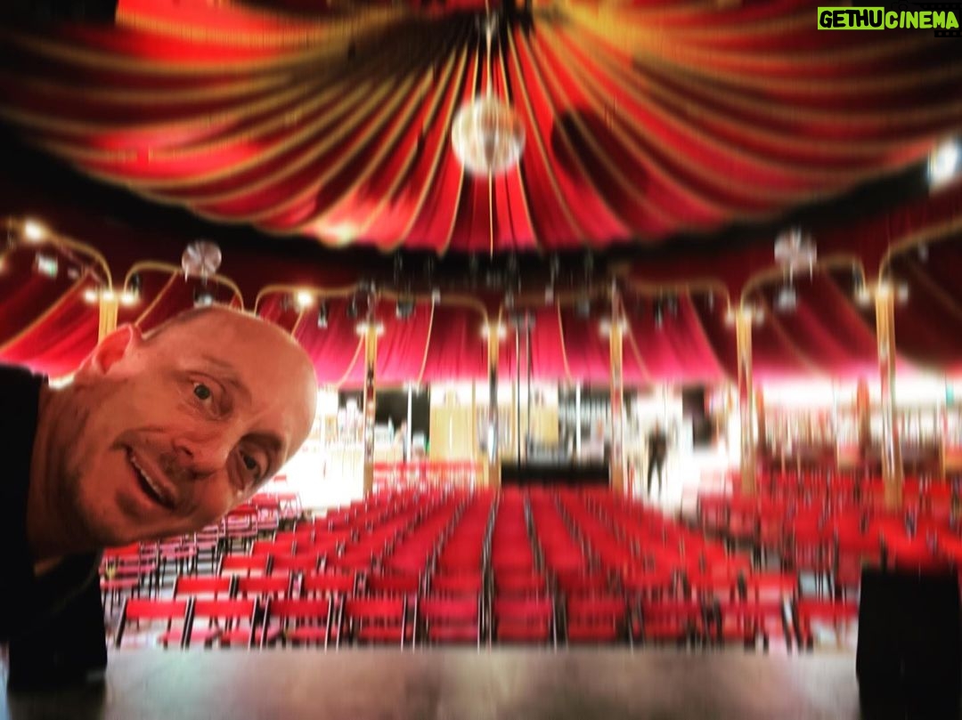 Bernhard Hoëcker Instagram - Wieder auf Tour, diesmal ohne Wigald. :-( Gruss aus dem Spiegelzelt in Weimar. @stadtweimar @koestritzer #köstritzerspiegelzelt #live Köstritzer Spiegelzelt Festival