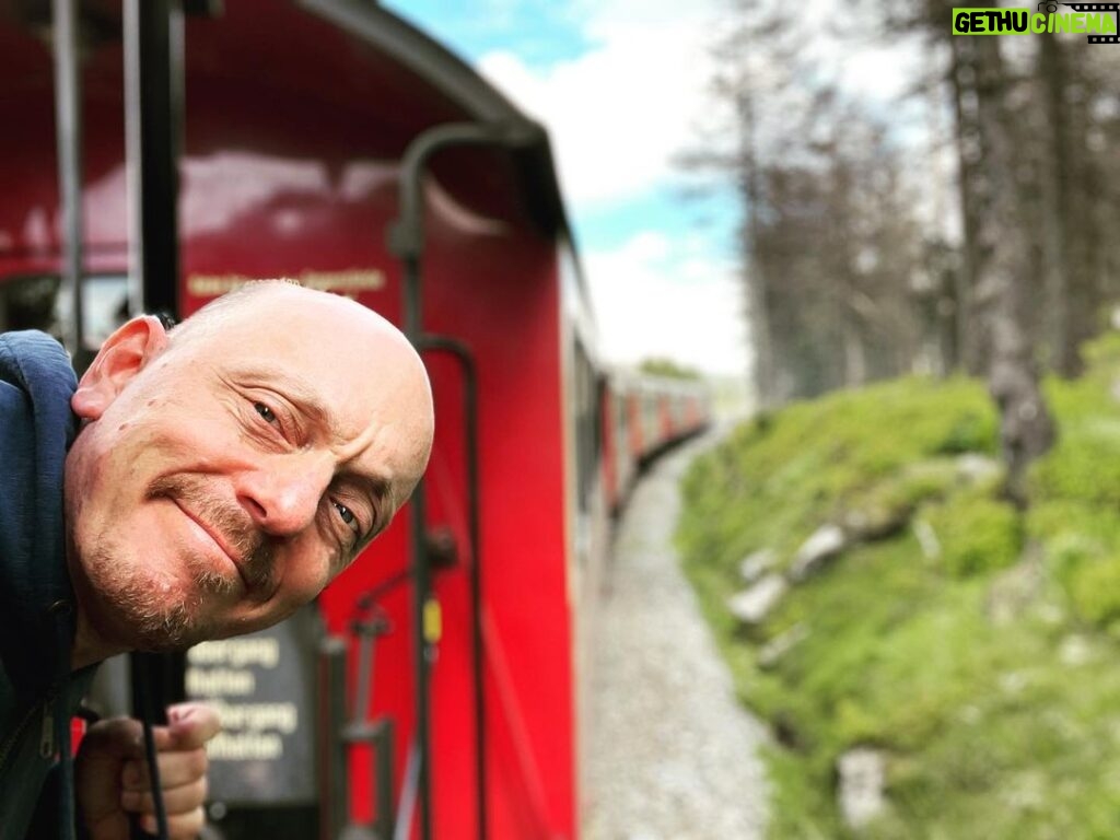 Bernhard Hoëcker Instagram - Jetzt geht es mit der Brockenbahn nach Wernigerode ins HKK. @wigaldboning @harz.mountains #gutefrage Brocken - Der höchste Berg in Norddeutschland