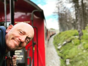 Bernhard Hoëcker Instagram - Jetzt geht es mit der Brockenbahn nach Wernigerode ins HKK.
@wigaldboning @harz.mountains #gutefrage