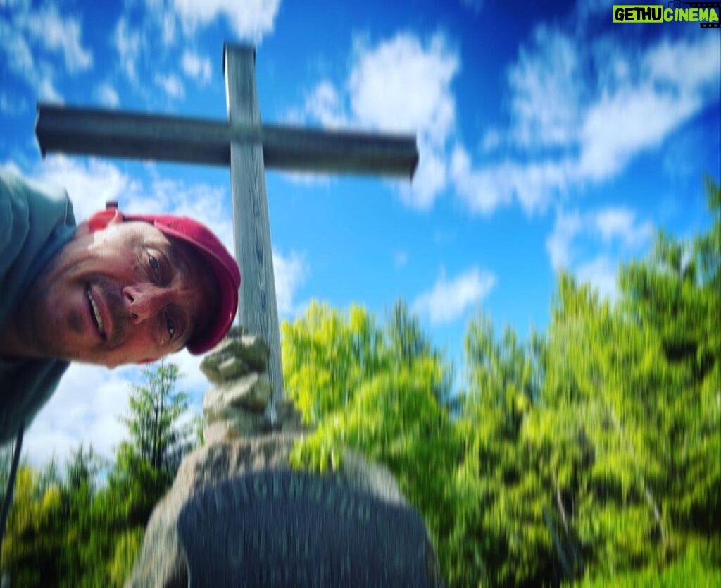 Bernhard Hoëcker Instagram - Auf unserer Gipfeltour haben wir heute den #langenberg erklommen. Mit @wigaldboning werde ich jetzt entspannt von @macpivi7 ins @kulturhaus.luedenscheid #gutefrage #gipfeltour #16summits Langenberg (Rothaargebirge)