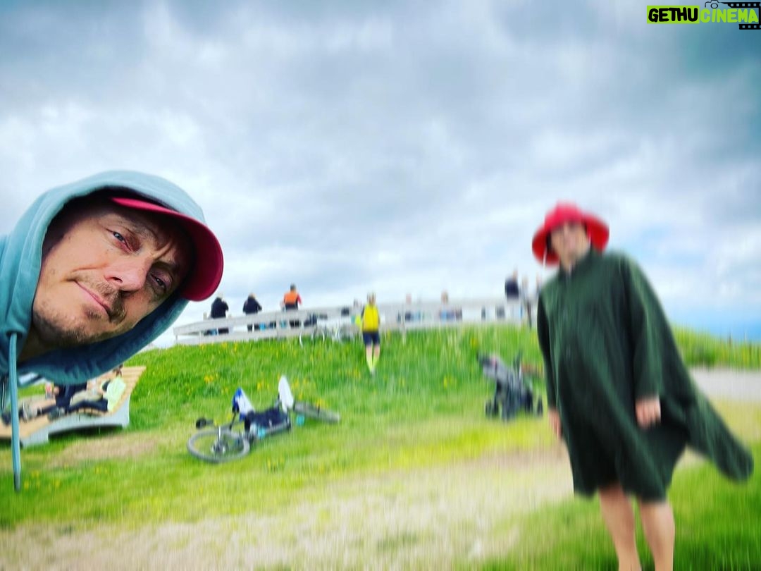 Bernhard Hoëcker Instagram - Geschafft. Nach einem langen, beschwerlichen Aufstieg durch schroffen Täler, steile Hänge und tiefe Schneefelder. Endlich da: der Gipfel. Aussicht, Ruhe, Einsamkeit. @wigaldboning #feldberg #abenteuer Feldberg Gipfel