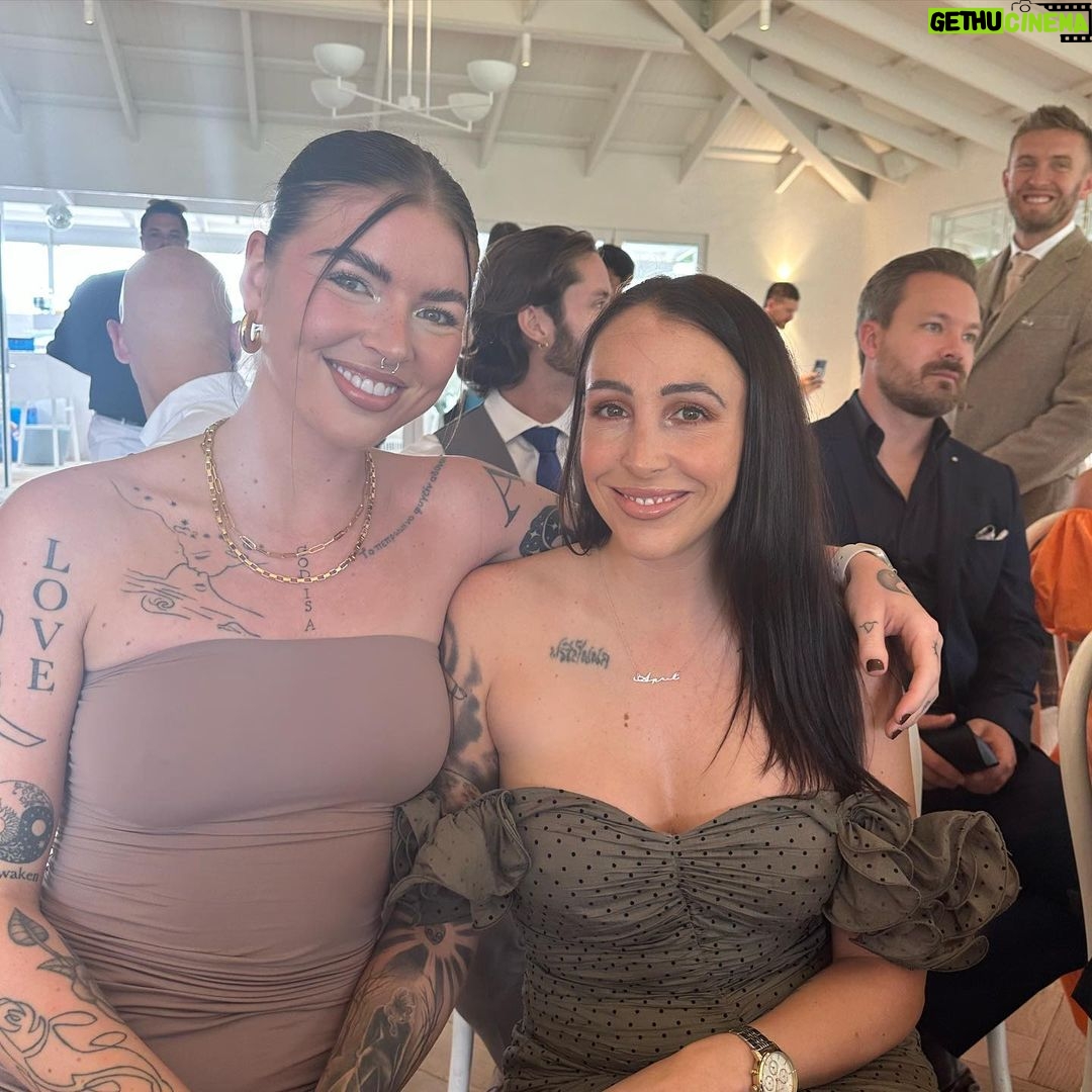 Beth Spiby Instagram - Weddings, kangaroos, skinny dippings, and making new friends ✅ Jervis Bay