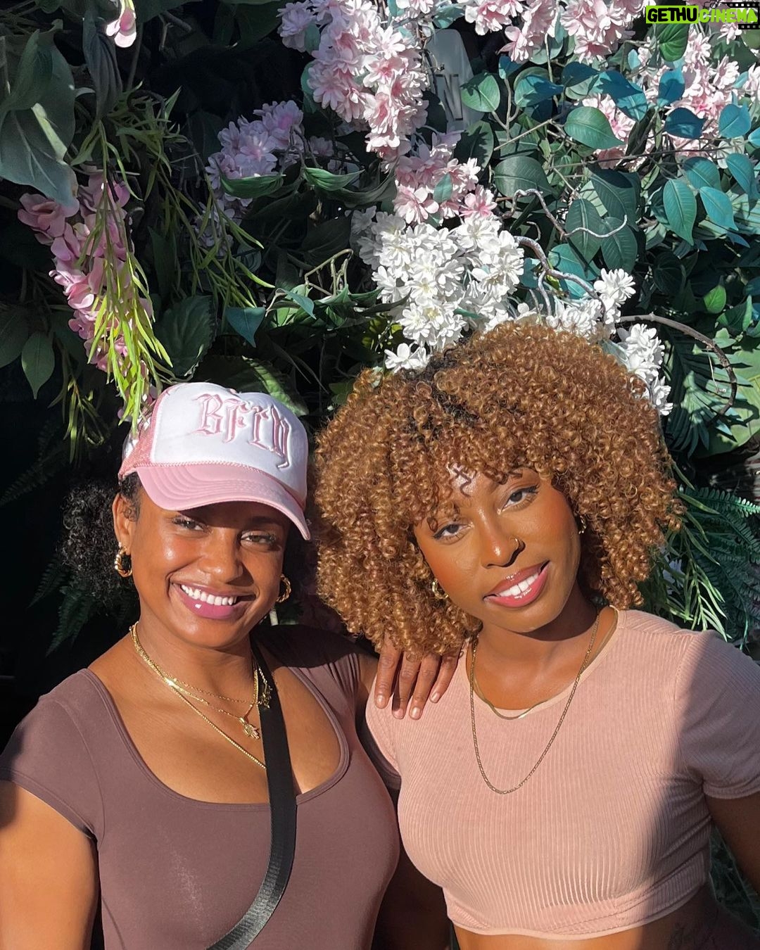 Bethany Clayton Instagram - In good company 🩷🌸 #bestfriends #newyork Brooklyn, New York