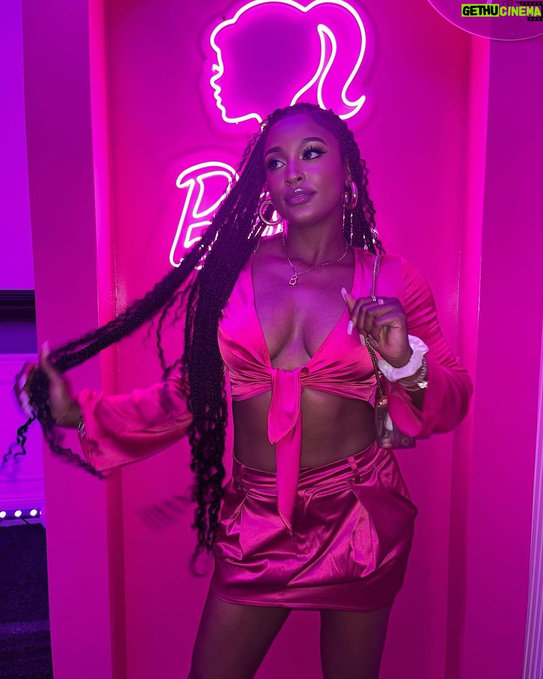 Bethany Clayton Instagram - Iām a doll but I still wanna party š©·š«šššš¬ p.s. it was not @sophiapayan birthday but we still celebrating š„³š PH Day Club - Hollywood
