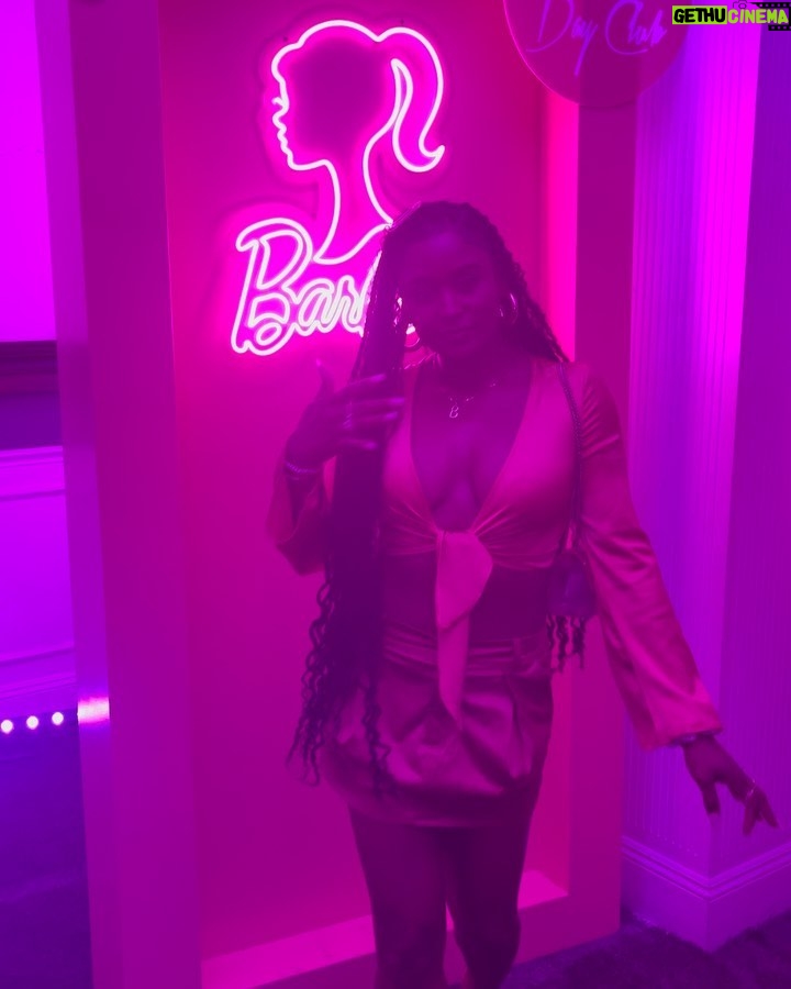 Bethany Clayton Instagram - Iām a doll but I still wanna party š©·š«šššš¬ p.s. it was not @sophiapayan birthday but we still celebrating š„³š PH Day Club - Hollywood