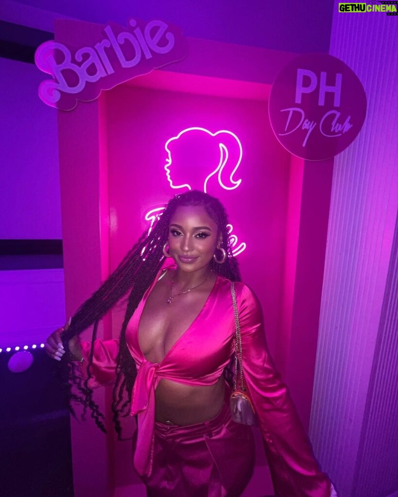 Bethany Clayton Instagram - I’m a doll but I still wanna party 🩷💫🎀💖👛🍬 p.s. it was not @sophiapayan birthday but we still celebrating 🥳😂 PH Day Club - Hollywood