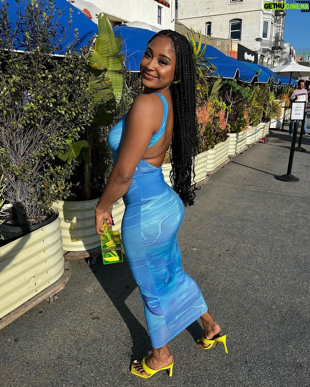 Bethany Clayton Instagram - Come & Rescue Me 💙🌊🌿 Venice Beach, California