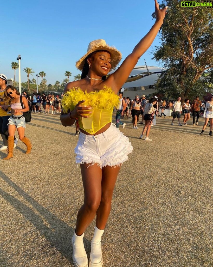 Bethany Clayton Instagram - I can be your sunshine 🌞✨🌻 Still reminiscing on this unforgettable weekend with my family and friends! Cannot wait for next years lineup! Who’s coming with me? 😍 #day3 #coachella #weekend2vibez Coachella
