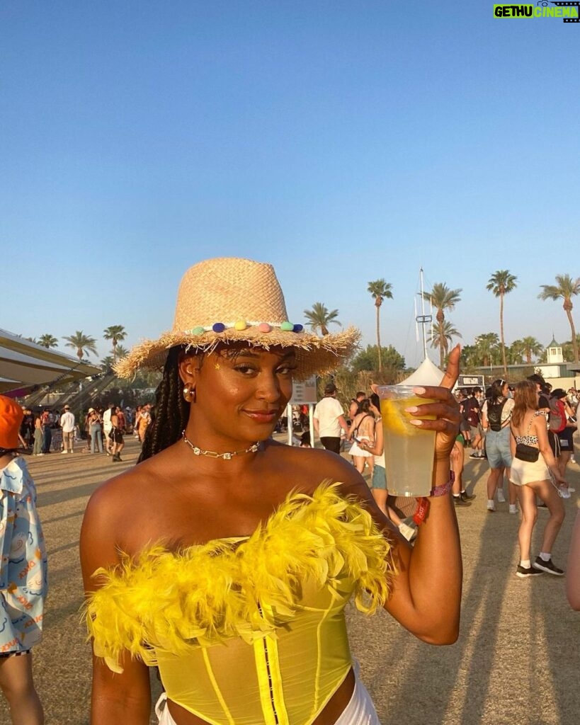Bethany Clayton Instagram - I can be your sunshine 🌞✨🌻 Still reminiscing on this unforgettable weekend with my family and friends! Cannot wait for next years lineup! Who’s coming with me? 😍 #day3 #coachella #weekend2vibez Coachella
