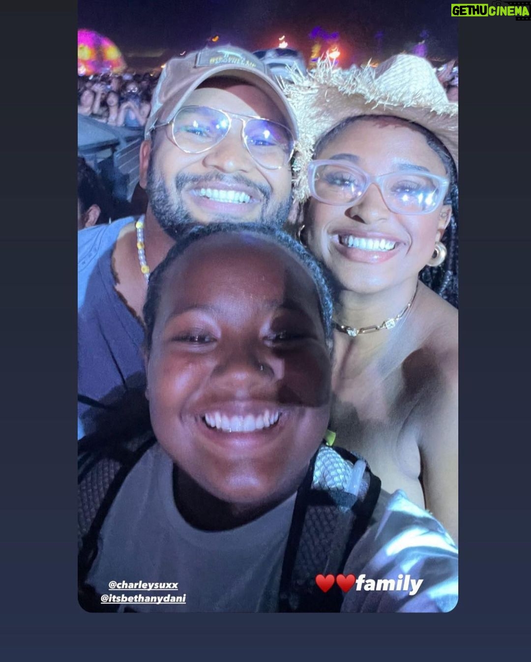 Bethany Clayton Instagram - I can be your sunshine 🌞✨🌻 Still reminiscing on this unforgettable weekend with my family and friends! Cannot wait for next years lineup! Who’s coming with me? 😍 #day3 #coachella #weekend2vibez Coachella