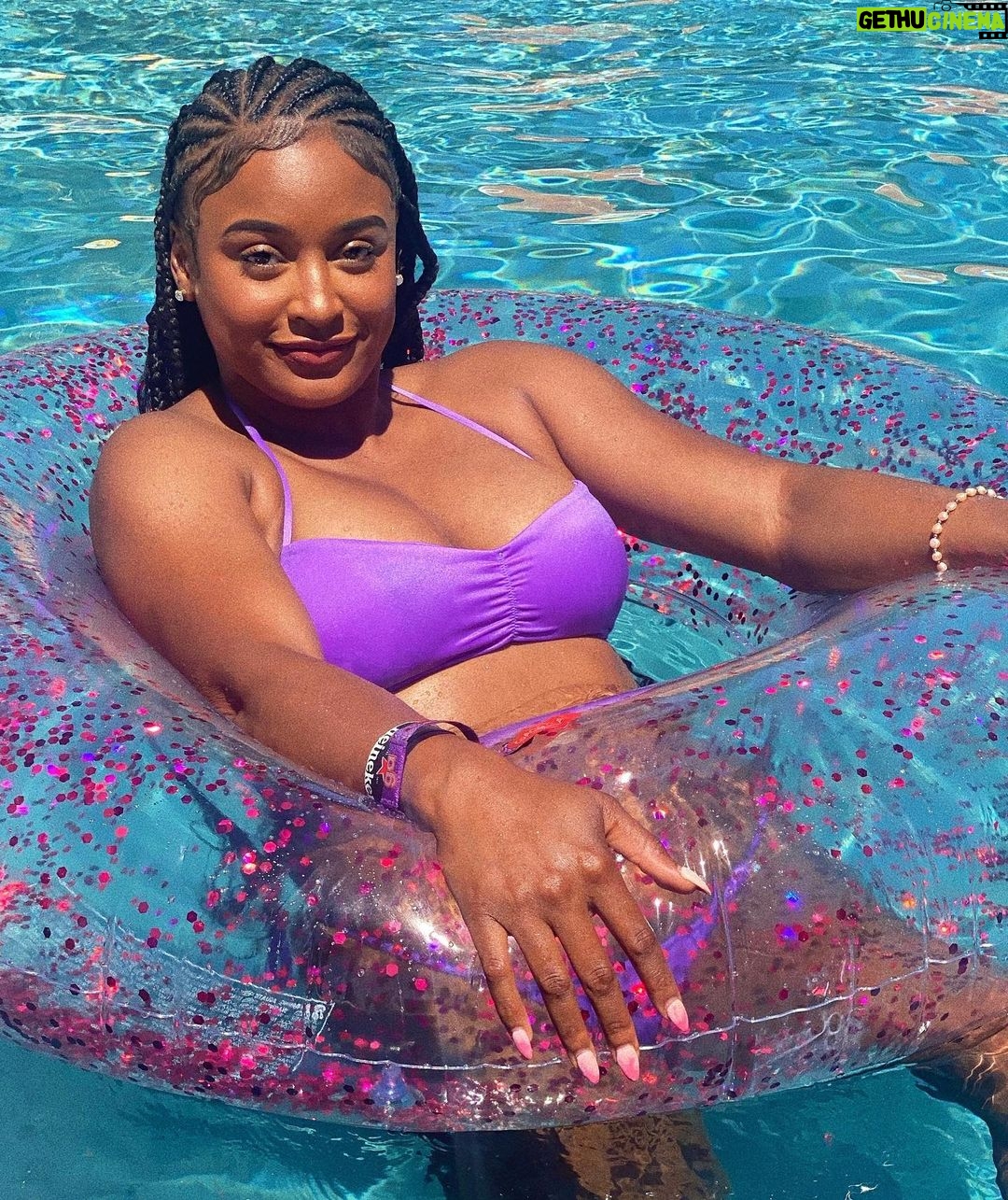 Bethany Clayton Instagram - Hot as hell 🥵 @oneoneswim 💜 Palm Desert, Palms Springs
