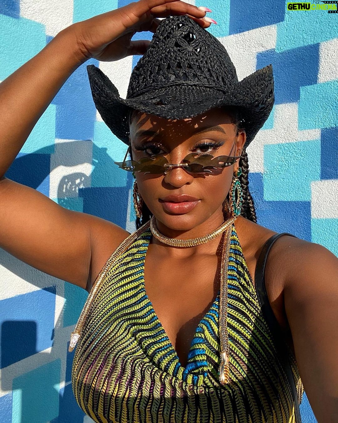 Bethany Clayton Instagram - Ya girl came thru wit all the desert vibessss 🌵🐴🐍✨ Coachella 22’ Day 1 🖤#coachella #coachellaweekend2 #dessert #coachelladay1