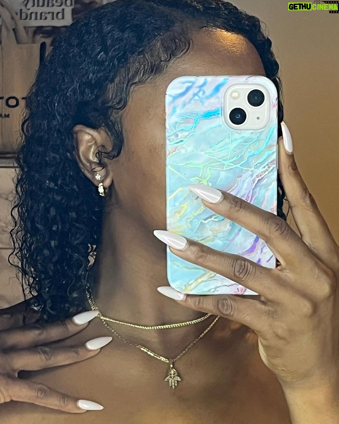 Bethany Clayton Instagram - what my good sis Onika say?….Waves on swimmm so they hate on *herrrr🩵🌊 Downtown Los Angeles