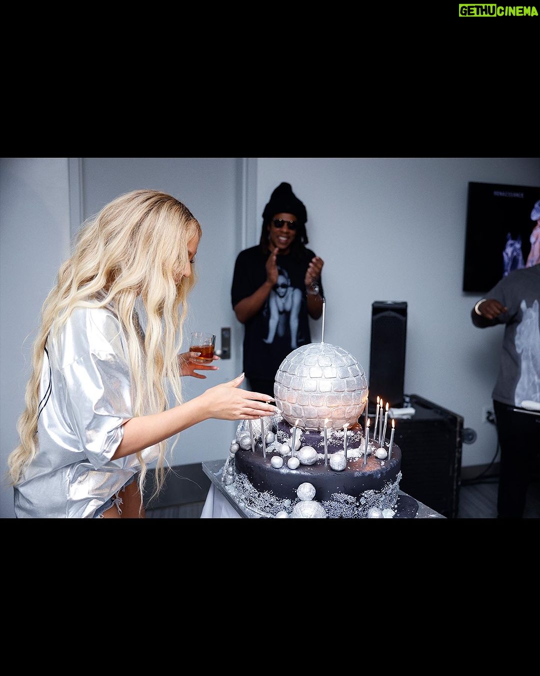 Beyoncé - 5 Million Likes -