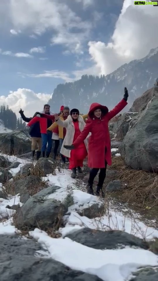 Bhagyashree Instagram - Memories: A week into the new year and I want to rewind it into another trip to Kashmir! I can't get enough.... the crisp air, the serene mountains, the tranquil nature and the feeling of bliss. #memories #letsgo #alliwant #mondaymood #mondaymusings #friendslikefamily #destination #incredibleindia #kashmir #kashmirtourism #cantgetenough