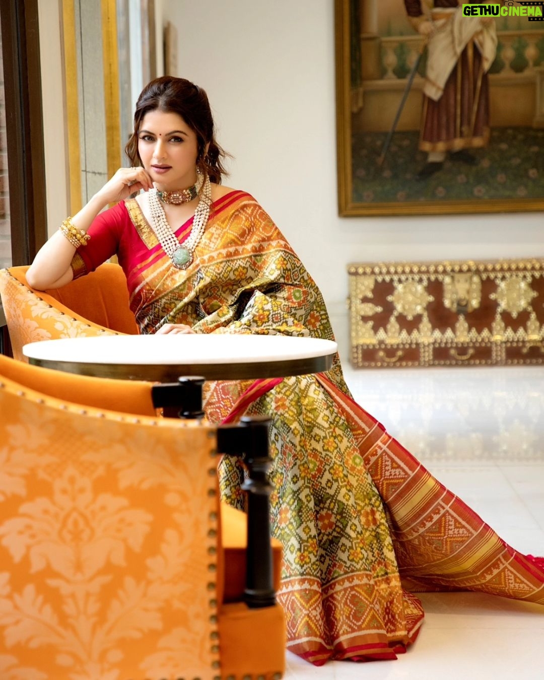 Bhagyashree Instagram - Patola ! Wrapped in the craftsmanship of #incredibleindia The delicate art of weaving, thread by thread, taking a duration of 6mnths to a year to make, the pride of Gujarat. Its workmanship being so significant, it was given the honor of being part of "Streedhan" in earlier times, and even earmarked as a family heirloom. #weavesofindia #traditionalwear #saree #sari #bebeautiful #sareelove #traditional #weavers #beyourownkindofbeautiful π·@pinkiemakhijani HMU @nishthabhandari @roopavohrafinejewellery