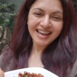 Bhagyashree Instagram - Chatpata Khana ! Aaj bada mann kiya....... kuch mirchmasale ki chatpati cheez khaye.. lekin jo swadisht hone ke saath saath healthy bhi ho ! So here's a quick receipe of kala chana. I soaked them the night before and boiled them in salt water. With one tablespoon of ghee I put in some jeera, hing and sauted the chana. (The ghee adds the flavour) Then put in some chillies(u can also add red chillie powder), dhaniyajeera powder, some amchur and salt. Had it hot.. tasted yummm and that was my protein meal too😇. #healthyfood #homecooking #cookingathome #kalachana #foodhacks #healthytips #health #everydaytips #vitamins #healthfood #diet #weightloss #foodoftheday #nutrition #healthyfood #healthhacks #goodhealth #eatwell #nutritious #womenshealth