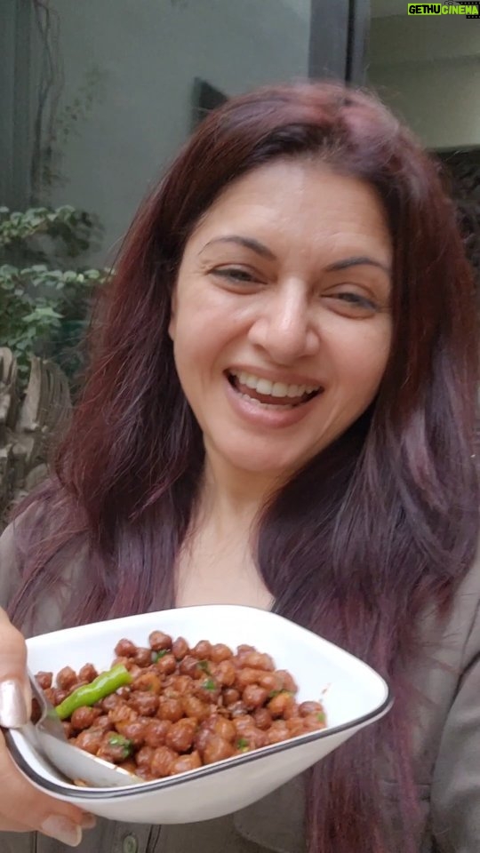 Bhagyashree Instagram - Chatpata Khana ! Aaj bada mann kiya....... kuch mirchmasale ki chatpati cheez khaye.. lekin jo swadisht hone ke saath saath healthy bhi ho ! So here's a quick receipe of kala chana. I soaked them the night before and boiled them in salt water. With one tablespoon of ghee I put in some jeera, hing and sauted the chana. (The ghee adds the flavour) Then put in some chillies(u can also add red chillie powder), dhaniyajeera powder, some amchur and salt. Had it hot.. tasted yummm and that was my protein meal too😇. #healthyfood #homecooking #cookingathome #kalachana #foodhacks #healthytips #health #everydaytips #vitamins #healthfood #diet #weightloss #foodoftheday #nutrition #healthyfood #healthhacks #goodhealth #eatwell #nutritious #womenshealth