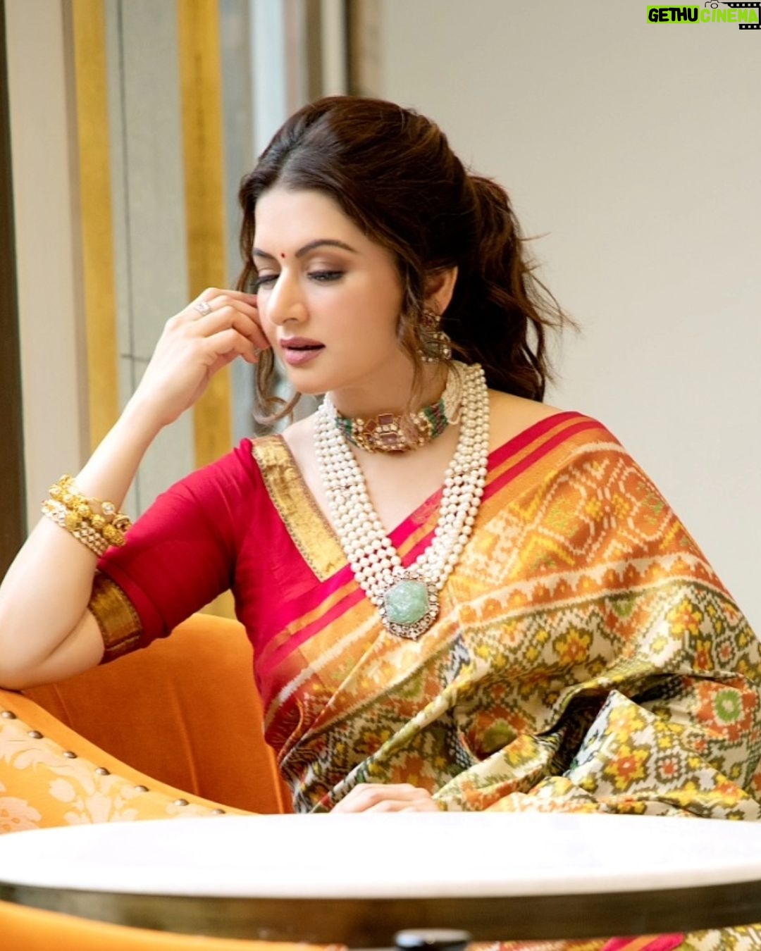 Bhagyashree Instagram - Patola ! Wrapped in the craftsmanship of #incredibleindia The delicate art of weaving, thread by thread, taking a duration of 6mnths to a year to make, the pride of Gujarat. Its workmanship being so significant, it was given the honor of being part of "Streedhan" in earlier times, and even earmarked as a family heirloom. #weavesofindia #traditionalwear #saree #sari #bebeautiful #sareelove #traditional #weavers #beyourownkindofbeautiful π·@pinkiemakhijani HMU @nishthabhandari @roopavohrafinejewellery
