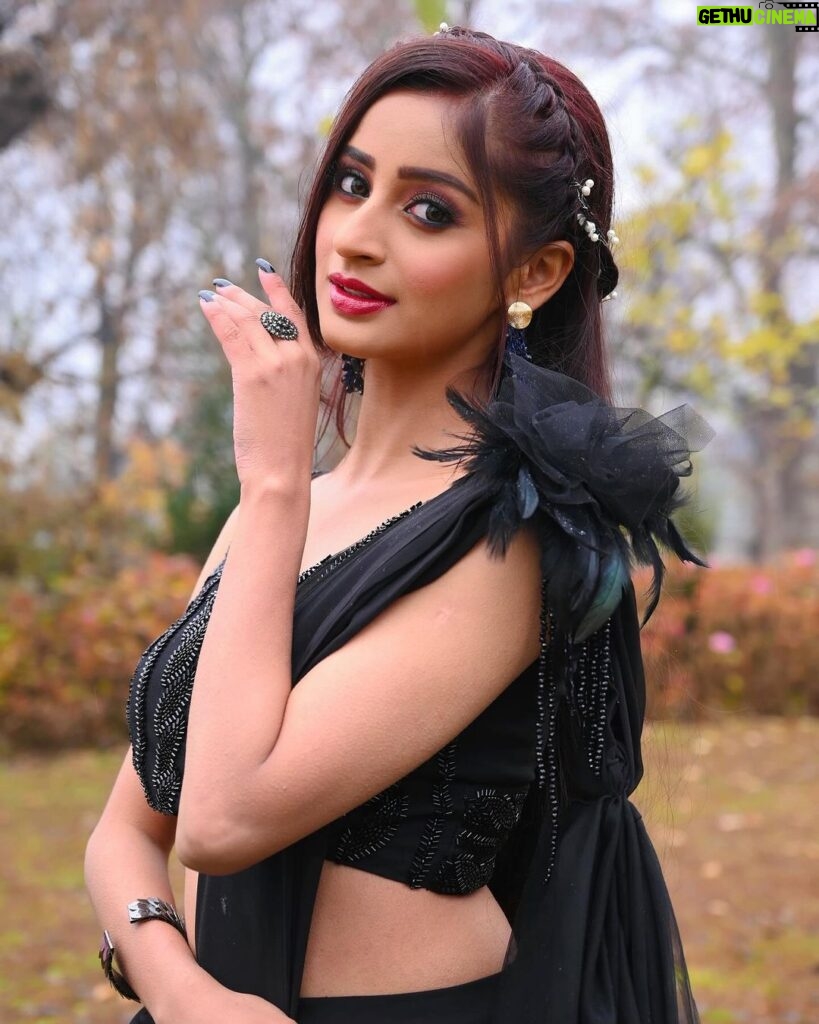 Bhoomika Dash Instagram - First look from the romantic song of the year “ Khojibathu paigali besi “ from the film “Operation 12/17” ♠️ Full song releasing tomorrow in @amaramuzik YouTube channel. Choreographed by Bollywood Director and Choreographer Nimesh Bhat Directed by @sudhanshumohansahoo Styled and Designed by @ramulicreation MUA @chinu_makeup Hair @makeupbytulasi Mughal Garden Srinagar Kasmir